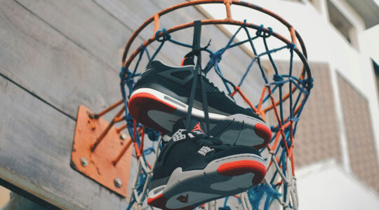 Panier de basketball avec des chaussures adaptées pour un terrain en parquet