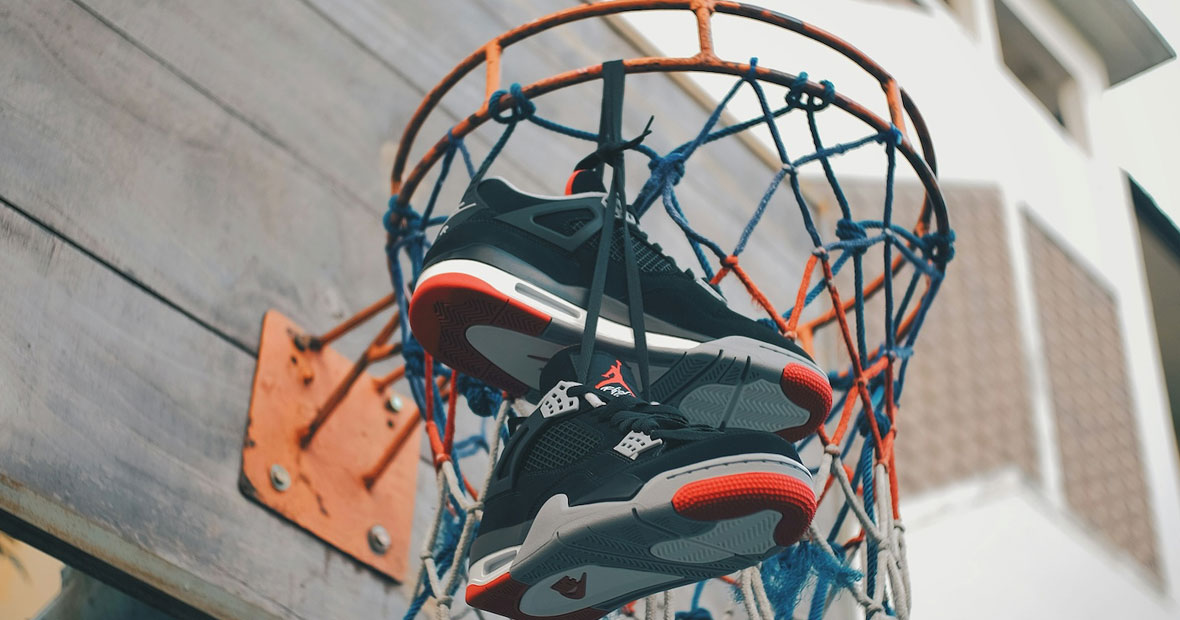 Panier de basketball avec des chaussures adaptées pour un terrain en parquet